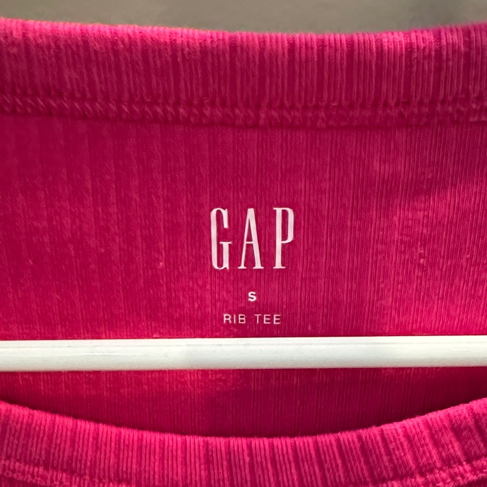GAP Fuchsia Ribbed Tee - Picture 2 of 4